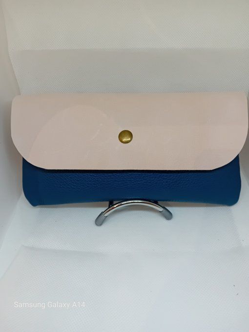 Pochette en cuir bleu canard